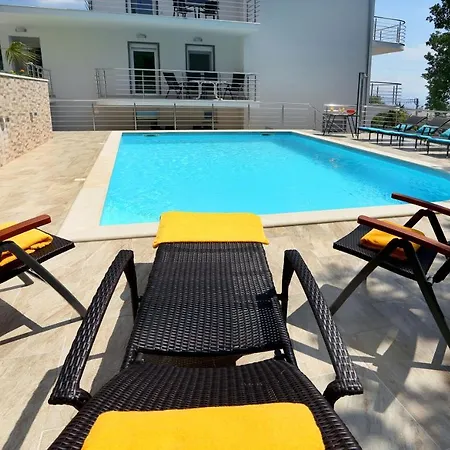 Apartment Dragi With Pool, Sauna, & Whirlpool *