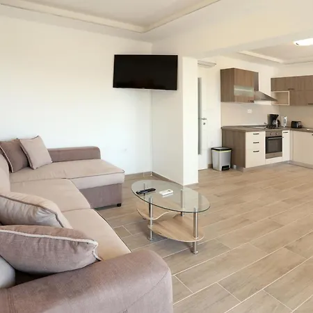 Dragi With Pool, Sauna, & Whirlpool *