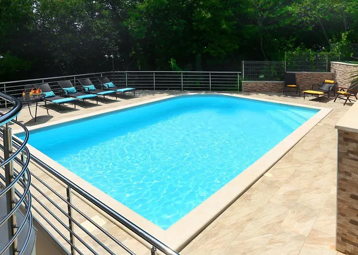 Dragi With Pool, Sauna, & Whirlpool *