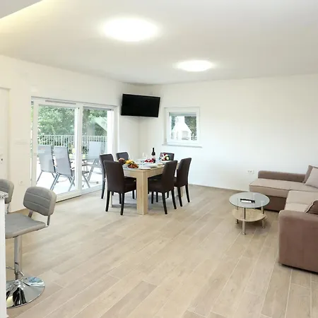 Dragi With Pool, Sauna, & Whirlpool 公寓