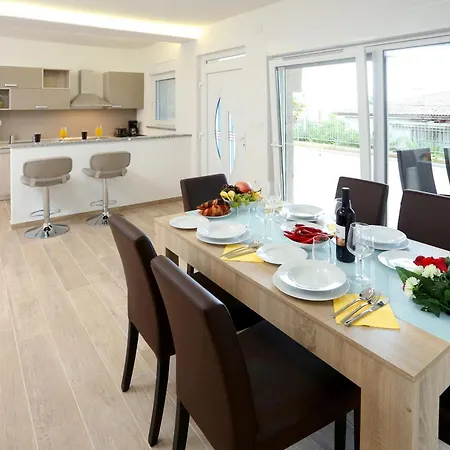 Dragi With Pool, Sauna, & Whirlpool 奥帕提亚