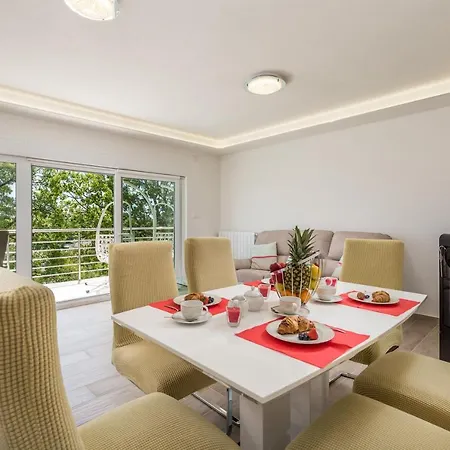 Апартаменты Dragi With Pool, Sauna, & Whirlpool