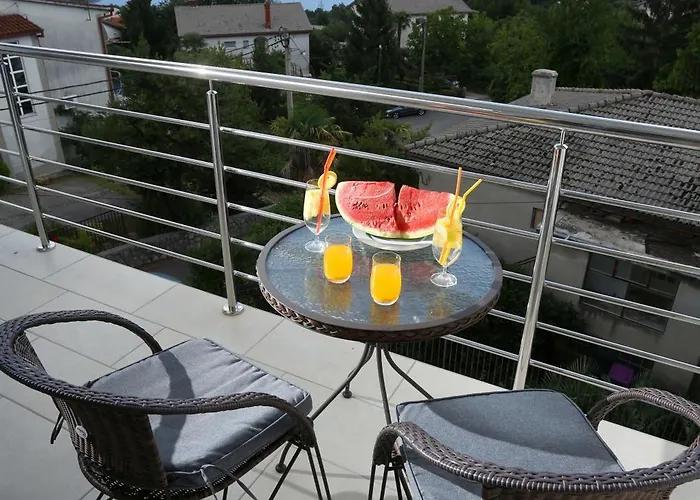 Dragi With Pool, Sauna, & Whirlpool 아파트